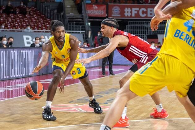 Jalen Smith 3 (Alba Berlin), Nick Weiler-Babb 0 (FC Bayern), FC Bayern Basketball vs. Alba Berlin, easyCredit BBL, 28.01.2022 Muenchen Bayern Deutschland