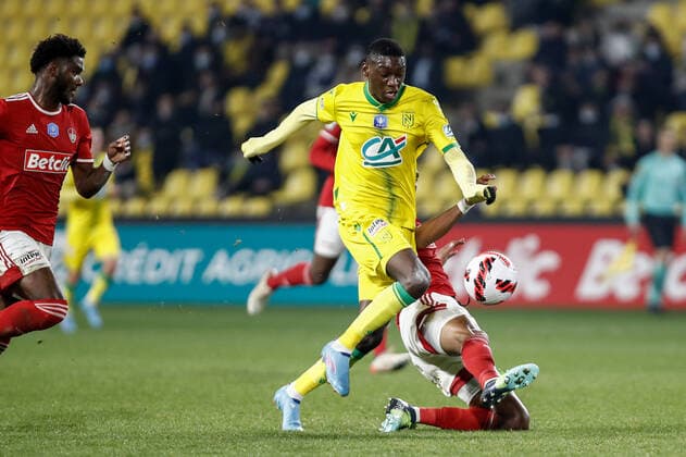 Fußball, Coupe de France, FC Nantes - Stade Brest Randal Kolo Muani (Nantes) vs Herelle Christophe (Stade Brestois) FOOTBALL : 8e finale de la Coupe de France - FC Nantes vs Stade Brestois - 28 01 2022 AurelienMorissard Panoramic 
