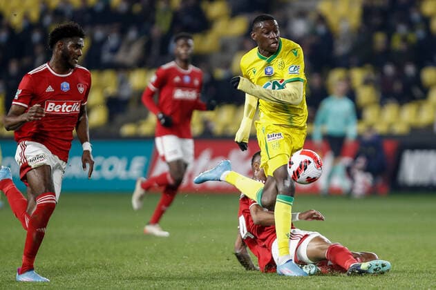 Fußball, Coupe de France, FC Nantes - Stade Brest Randal Kolo Muani (Nantes) vs Herelle Christophe (Stade Brestois) FOOTBALL : 8e finale de la Coupe de France - FC Nantes vs Stade Brestois - 28 01 2022 AurelienMorissard Panoramic 