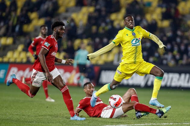 Fußball, Coupe de France, FC Nantes - Stade Brest Randal Kolo Muani (Nantes) vs Herelle Christophe (Stade Brestois) FOOTBALL : 8e finale de la Coupe de France - FC Nantes vs Stade Brestois - 28 01 2022 AurelienMorissard Panoramic 