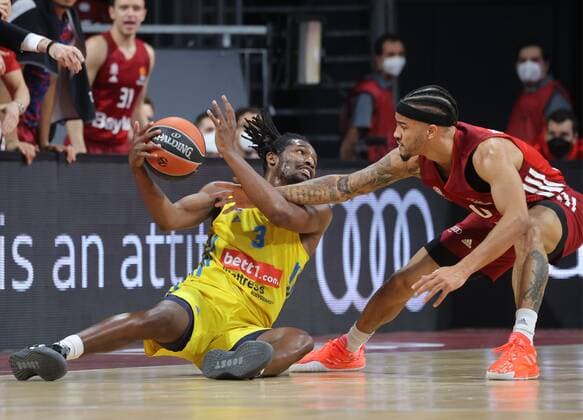 Sport Bilder des Tages Berlins 3 SMITH vs Bayerns 0 Nick WEILER-BABB. Basketball, FC Bayern - Berlin, am 28.01.2022, Basketball Euroleague, FC Bayern Basketball - Alba Berlin, Saison 2021-2022, in Muenchen, A U D I D O M E, Deutschland. Quelle Copyright Credit : Oryk HAIST
