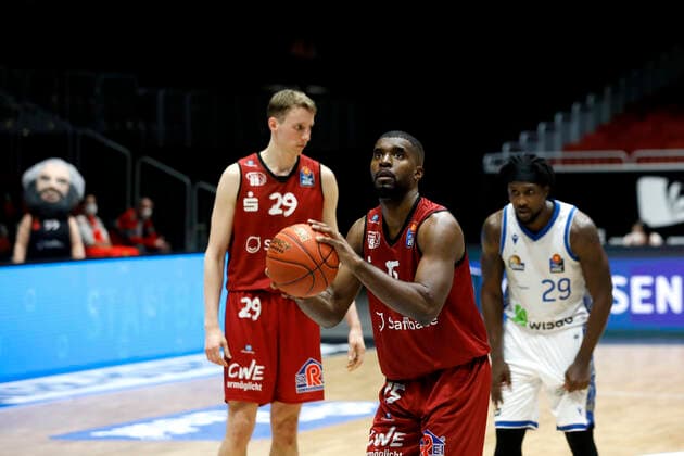 28.01.2022, easyCredit Basketball Bundesliga, BBL, Saison 2021 2022, Herren, Chemnitz Niners - Fraport Skyliners Frankfurt Frantz Massenat, Niners Chemnitz beim Freiwurf Chemnitz Messe Chemnitz Sachsen Germany