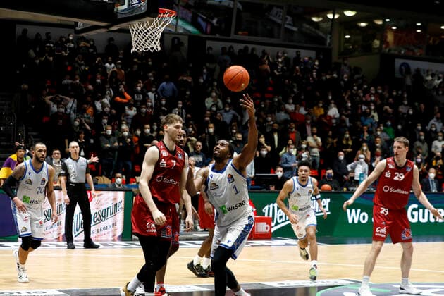 28.01.2022, easyCredit Basketball Bundesliga, BBL, Saison 2021 2022, Herren, Chemnitz Niners - Fraport Skyliners Frankfurt Jamel McLean, Fraport Skyliners Frankfurt, Jonas Richter, Niners Chemnitz Chemnitz Messe Chemnitz Sachsen Germany