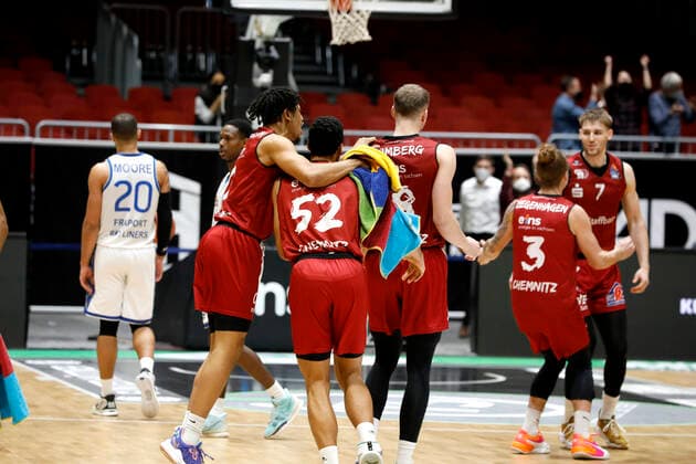 28.01.2022, easyCredit Basketball Bundesliga, BBL, Saison 2021 2022, Herren, Chemnitz Niners - Fraport Skyliners Frankfurt Jubel von Nelson Weidemann, Niners Chemnitz, Trent Lockett, Niners Chemnitz Chemnitz Messe Chemnitz Sachsen Germany