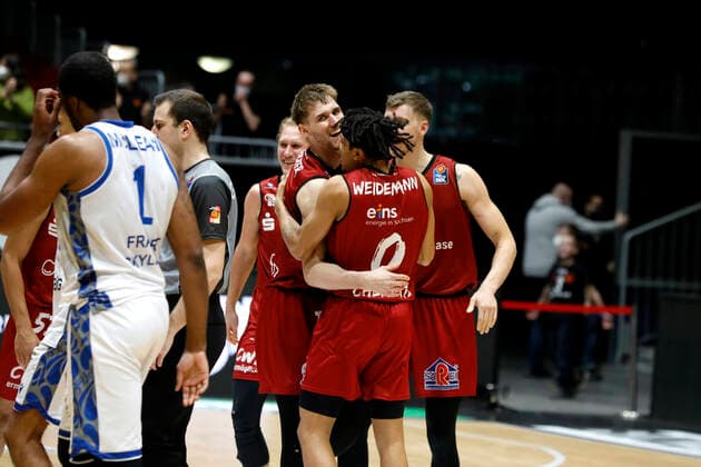 28.01.2022, easyCredit Basketball Bundesliga, BBL, Saison 2021 2022, Herren, Chemnitz Niners - Fraport Skyliners Frankfurt Jubel von Nelson Weidemann, Niners Chemnitz, Jonas Richter, Niners Chemnitz Chemnitz Messe Chemnitz Sachsen Germany