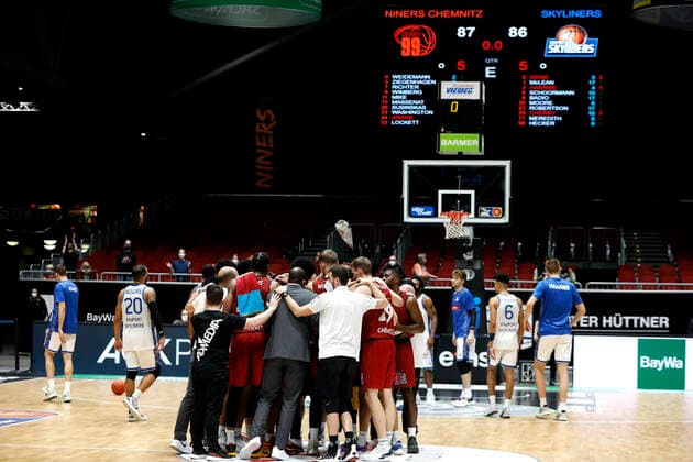 28.01.2022, easyCredit Basketball Bundesliga, BBL, Saison 2021 2022, Herren, Chemnitz Niners - Fraport Skyliners Frankfurt Chemnitzer Jubel nach dem knappen Sieg über Farnkfurt Chemnitz Messe Chemnitz Sachsen Germany