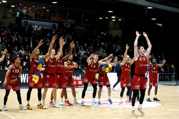 28.01.2022, easyCredit Basketball Bundesliga, BBL, Saison 2021 2022, Herren, Chemnitz Niners - Fraport Skyliners Frankfurt Jonas Richter, Niners Chemnitz beim Jubel mit der Mannschaft Chemnitz Messe Chemnitz Sachsen Germany