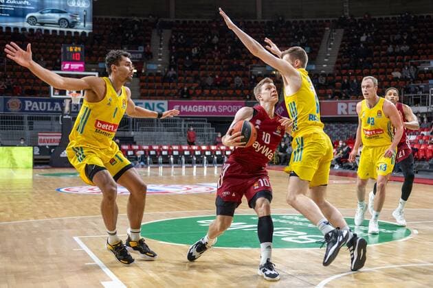 Oscar de Silva 1 (Alba Berlin), Ognjen Jaramaz 10 (FC Bayern), Malte Delow 6 (Alba Berlin), FC Bayern Basketball vs. Alba Berlin, easyCredit BBL, 28.01.2022 Muenchen Bayern Deutschland