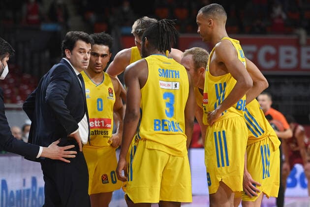 Israel GONZALEZ (Trainer Berlin) mit Spieler nach Spielende, Maodo LO (Berlin), Jaleen SMITH (Berlin), Louis OLINDE (Berlin), Enttaeuschung,Frust,enttaeuscht, frustriert,niedergeschlagen, Basketball EuroLeague 23.Spieltag. FC Bayern Muenchen-Alba Berlin am 28.01.2022 A U D I D O M E.