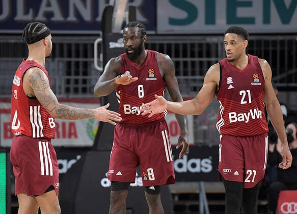 28.01.2022, xemx, Basketball Euroleague, FC Bayern Muenchen - Alba Berlin emspor, v.l. Mannschaft, Spieler, jubeln nach Spielende, celebrate at the end of the match Muenchen