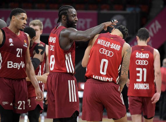 28.01.2022, xemx, Basketball Euroleague, FC Bayern Muenchen - Alba Berlin emspor, v.l. Mannschaft, Spieler, jubeln nach Spielende, celebrate at the end of the match Muenchen