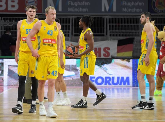 28.01.2022, xemx, Basketball Euroleague, FC Bayern Muenchen - Alba Berlin emspor, v.l. Mannschaft, Spieler, enttaeuscht, enttaeuscht schauend nach Spielende, dissapointed at the end of the match Muenchen