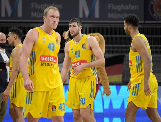 28.01.2022, xemx, Basketball Euroleague, FC Bayern Muenchen - Alba Berlin emspor, v.l. Mannschaft, Spieler, enttaeuscht, enttaeuscht schauend nach Spielende, dissapointed at the end of the match Muenchen