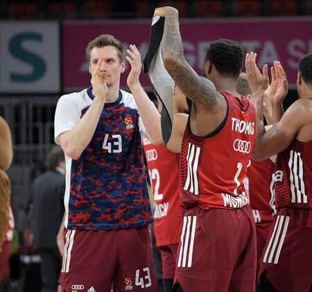 28.01.2022, xemx, Basketball Euroleague, FC Bayern Muenchen - Alba Berlin emspor, v.l. Mannschaft, Spieler, jubeln nach Spielende, celebrate at the end of the match Muenchen