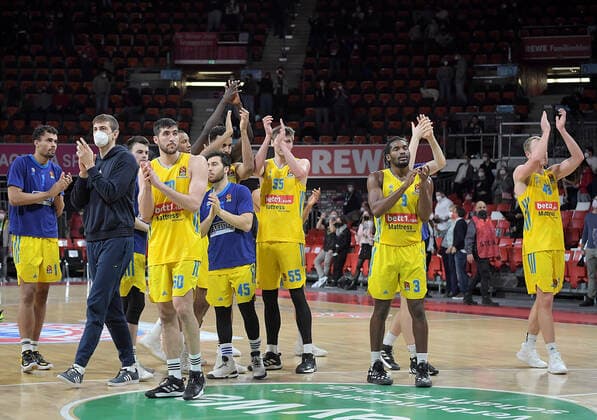 28.01.2022, xemx, Basketball Euroleague, FC Bayern Muenchen - Alba Berlin emspor, v.l. Mannschaft, Spieler, enttaeuscht, enttaeuscht schauend nach Spielende, dissapointed at the end of the match Muenchen