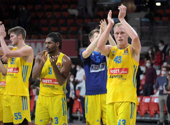 28.01.2022, xemx, Basketball Euroleague, FC Bayern Muenchen - Alba Berlin emspor, v.l. Mannschaft, Spieler, enttaeuscht, enttaeuscht schauend nach Spielende, dissapointed at the end of the match Muenchen
