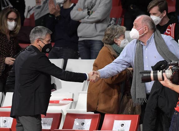 28.01.2022, xemx, Basketball Euroleague, FC Bayern Muenchen - Alba Berlin emspor, v.l. Praesident Herbert Hainer (FC Bayern Muenchen), Uli Hoeness (FC Bayern Muenchen) Muenchen