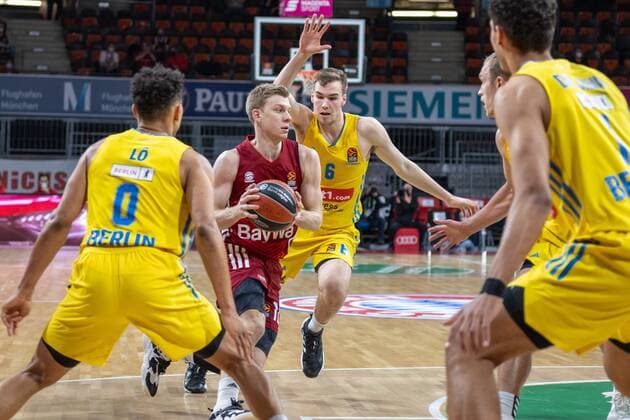 Maodo Lo 0 (Alba Berlin), Ognjen Jaramaz 10 (FC Bayern), Malte Delow 6 (Alba Berlin), FC Bayern Basketball vs. Alba Berlin, easyCredit BBL, 28.01.2022 Muenchen Bayern Deutschland