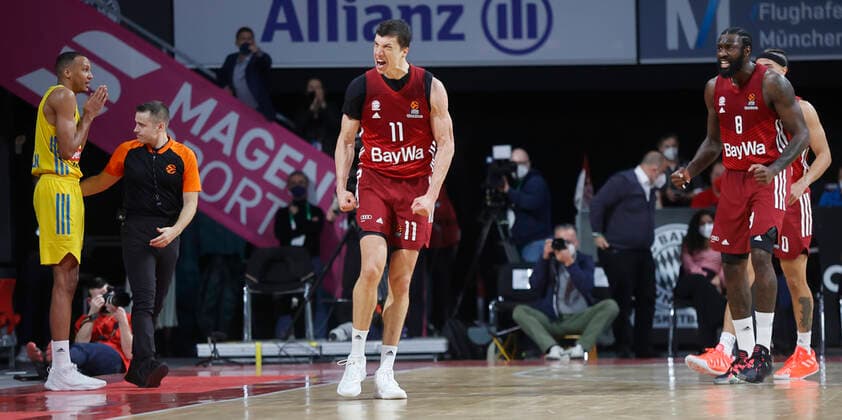 28.01.2022, Basketball Euroleague, FC Bayern Basketball vs Alba Berlin, Audi Dome Muenchen, im Bild: Louis Olinde (ALBA Berlin) ist erschrocken und Vladimir Lucic (FCB Basketball) jubelt sowie Othello Hunter (FCB Basketball)