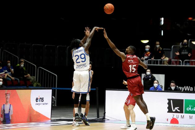 28.01.2022, easyCredit Basketball Bundesliga, BBL, Saison 2021 2022, Herren, Chemnitz Niners - Fraport Skyliners Frankfurt Will Cherry, Fraport Skyliners Frankfurt, Frantz Massenat, Niners Chemnitz Chemnitz Messe Chemnitz Sachsen Germany