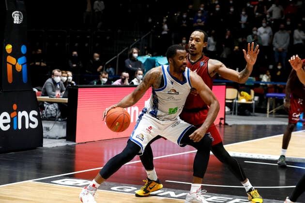 28.01.2022, easyCredit Basketball Bundesliga, BBL, Saison 2021 2022, Herren, Chemnitz Niners - Fraport Skyliners Frankfurt Jamel McLean, Fraport Skyliners Frankfurt, Darion Atkins, Niners Chemnitz Chemnitz Messe Chemnitz Sachsen Germany