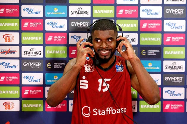 Sport Bilder des Tages 28.01.2022, easyCredit Basketball Bundesliga, BBL, Saison 2021 2022, Herren, Chemnitz Niners - Fraport Skyliners Frankfurt Frantz Massenat, Niners Chemnitz beim Interview Chemnitz Messe Chemnitz Sachsen Germany