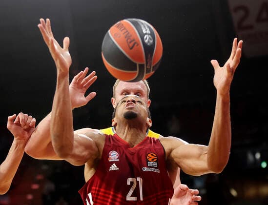 28.01.2022, Basketball Euroleague, FC Bayern Basketball vs Alba Berlin, Audi Dome Muenchen, im Bild: Augustine Rubit (FCB Basketball) vs Like Sigma (ALBA Berlin)