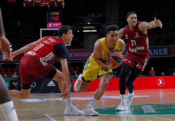 28.01.2022, Basketball Euroleague, FC Bayern Basketball vs Alba Berlin, Audi Dome Muenchen, im Bild: Vladimir Lucic (FCB Basketball) und Maodo Lo (ALBA Berlin) vs Augustine Rubit (FCB Basketball)