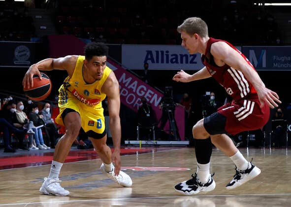 28.01.2022, Basketball Euroleague, FC Bayern Basketball vs Alba Berlin, Audi Dome Muenchen, im Bild: Maodo Lo (ALBA Berlin) vs Ognjen Jaramaz (FCB Basketball)