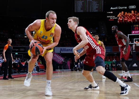 28.01.2022, Basketball Euroleague, FC Bayern Basketball vs Alba Berlin, Audi Dome Muenchen, im Bild: Like Sigma (ALBA Berlin) vs Ognjen Jaramaz (FCB Basketball)