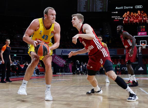 28.01.2022, Basketball Euroleague, FC Bayern Basketball vs Alba Berlin, Audi Dome Muenchen, im Bild: Like Sigma (ALBA Berlin) vs Ognjen Jaramaz (FCB Basketball)