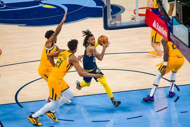 Grizzlies Point Guard Ja Morant (C) against the Utah Jazz during a NBA, Basketball Herren, USA game at FedEx Forum in Memphis, Tennessee, USA, 28, January 2022. Memphis Grizzlies vs. Utah Jazz !ACHTUNG: NUR REDAKTIONELLE NUTZUNG!  Copyright: xMATTHEWxA.xSMITHx AME2153 20220129-cb1ff7c924dc5a70a87576316633aa7984997a19