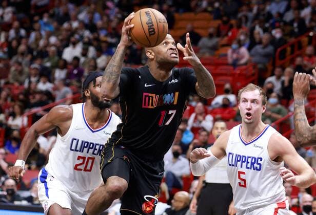 Sport Bilder des Tages Miami Heat forward P.J. Tucker (c) shoots between Los Angeles Clippers forward Justise Winslow (L) and Luke Kennard during the second half of the NBA, Basketball Herren, USA basketball game between the Miami Heat and the Los Angeles Clippers at FTX Arena in Miami, Florida, USA, 28 January 2022. Los Angeles Clippers at Miami Heat !ACHTUNG: NUR REDAKTIONELLE NUTZUNG!  Copyright: xRHONAxWISEx AME2171 20220129-82253d80126c1dddc5e37d73b02527c9763337a2