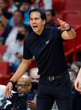 Miami Heat head coach Erik Spoelstra reacts during the second half of the NBA, Basketball Herren, USA basketball game between the Miami Heat and the Los Angeles Clippers at FTX Arena in Miami, Florida, USA, 28 January 2022. Los Angeles Clippers at Miami Heat !ACHTUNG: NUR REDAKTIONELLE NUTZUNG!  Copyright: xRHONAxWISEx AME2178 20220129-6ae48c8756d27d7be1c0d2101c4a311b0dc42f8a