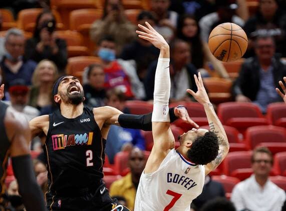 Miami Heat guard Gabe Vincent (L) fouls Los Angeles Clippers guard Amir Coffey during the second half of the NBA, Basketball Herren, USA basketball game between the Miami Heat and the Los Angeles Clippers at FTX Arena in Miami, Florida, USA, 28 January 2022. Los Angeles Clippers at Miami Heat !ACHTUNG: NUR REDAKTIONELLE NUTZUNG!  Copyright: xRHONAxWISEx AME2175 20220129-bfd9adbf3304928d57c462d819d2780496e6df72