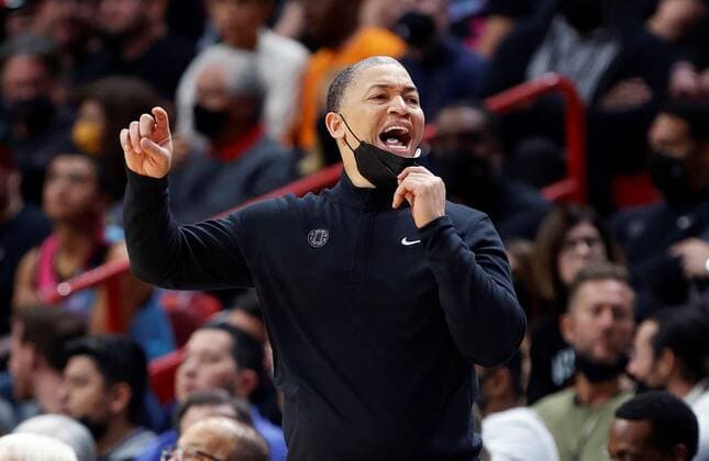 Los Angeles Clippers head coach Tyronn Lue reacts during the second half of the NBA, Basketball Herren, USA basketball game between the Miami Heat and the Los Angeles Clippers at FTX Arena in Miami, Florida, USA, 28 January 2022. Los Angeles Clippers at Miami Heat !ACHTUNG: NUR REDAKTIONELLE NUTZUNG!  Copyright: xRHONAxWISEx AME2176 20220129-e9b8e080d78f43012cceee1f28c0978654dbec94
