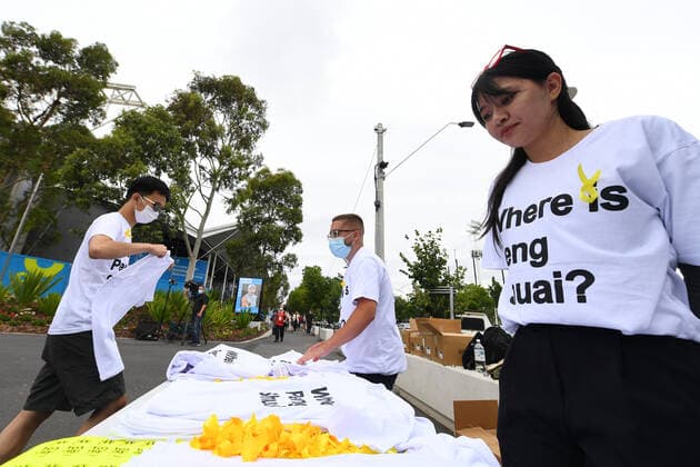 TENNIS AUSTRALIAN OPEN, Supporters of Chinese tennis player Peng Shuai hand out T-shirts on Day 13 of the Australian Open, at Melbourne Park, in Melbourne, Saturday, January 29, 2022. ( NO ARCHIVING, EDITORIAL USE ONLY, NO USE IN BOOKS WITHOUT CONSENT MELBOURNE VIC AUSTRALIA  Copyright: xJAMESxROSSx 20220129001618054620