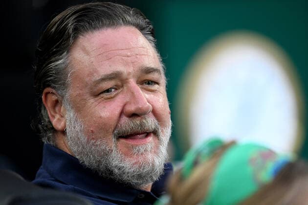 TENNIS AUSTRALIAN OPEN, Australian actor Russell Crowe watches on during the Women?s singles final between Ashleigh Barty of Australia and Danielle Collins of the USA on Day 13 of the Australian Open, at Melbourne Park, in Melbourne, Saturday, January 29, 2022. ( NO ARCHIVING, EDITORIAL USE ONLY, NO USE IN BOOKS WITHOUT CONSENT MELBOURNE VIC AUSTRALIA  Copyright: xDEANxLEWINSx 20220129001618071272