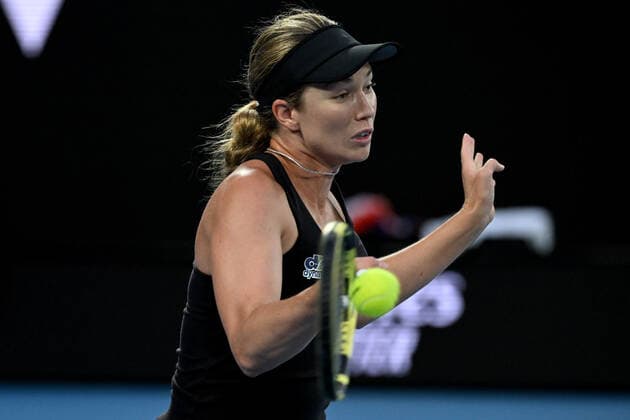 TENNIS AUSTRALIAN OPEN, Danielle Collins of the USA plays a shot during the Women?s singles final against Ashleigh Barty of Australia on Day 13 of the Australian Open, at Melbourne Park, in Melbourne, Saturday, January 29, 2022. ( NO ARCHIVING, EDITORIAL USE ONLY, NO USE IN BOOKS WITHOUT CONSENT MELBOURNE VIC AUSTRALIA  Copyright: xDEANxLEWINSx 20220129001618071536