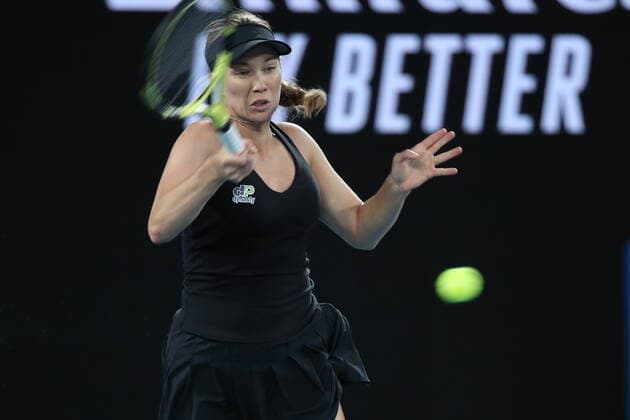 (220129) -- MELBOURNE, Jan. 29, 2022 -- Danielle Collins of the United States competes during the women s singles final match against Ashleigh Barty of Australia at Australian Open in Melbourne, Australia, on Jan. 29, 2022. ) (SP)AUSTRALIA-MELBOURNE-TENNIS-AUSTRALIAN OPEN-WOMEN S SINGLES-FINAL BaixXuefei 