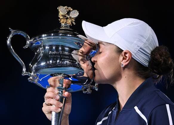 Mandatory Credit: Photo by James Gourley Shutterstock (12778010cs) Ashleigh Barty with the Daphne Akhurst Memorial Cup after victory in the Women s Singles Final Australian Open, Day Thirteen, Tennis, Melbourne Park, Melbourne, Australia - 29 Jan 2022 Australian Open, Day Thirteen, Tennis, Melbourne Park, Melbourne, Australia - 29 Jan 2022 Copyright: xJamesxGourley Shutterstockx 12778010cs