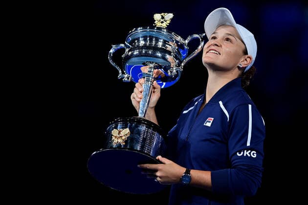 TENNIS AUSTRALIAN OPEN, Ashleigh Barty of Australia holds the Daphne Akhurst Memorial Cup after winning the Women?s singles final against Danielle Collins of the USA on Day 13 of the Australian Open, at Melbourne Park, in Melbourne, Saturday, January 29, 2022. ( NO ARCHIVING, EDITORIAL USE ONLY, NO USE IN BOOKS WITHOUT CONSENT MELBOURNE VICTORIA AUSTRALIA  Copyright: xJOELxCARRETTx 20220129001618090404