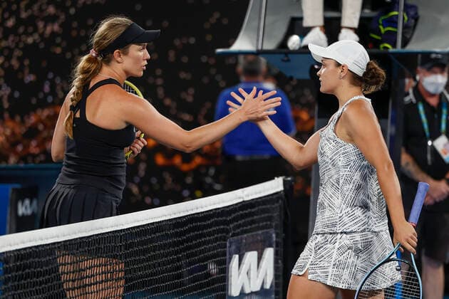 Sport Bilder des Tages Finalistin Danielle Collins gratuliert der Siegerin Ashleigh Barty(AUS), Emotion Tennis - Australian Open 2022 - Grand Slam - Melbourne Park - Melbourne - Victoria - Australia - 29 January 2022. Copyright: xJuergenxHasenkopfx