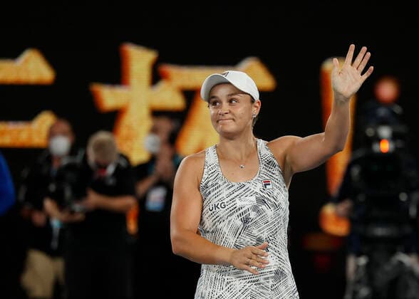 Ashleigh Barty (AUS) winkt und bedankt sich bei den Zuschauern, Fans nach dem Sieg Tennis - Australian Open 2022 - Grand Slam - Melbourne Park - Melbourne - Victoria - Australia - 29 January 2022. Copyright: xJuergenxHasenkopfx