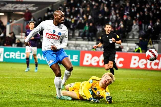 Kapitbafan Djoco (fcv) vs Carl Pettersson (tfc) FOOTBALL : Toulouse vs Versailles - 8eme de Finale de Coupe de France - Toulouse - Le 29 01 2022 ThierryBreton Panoramic 