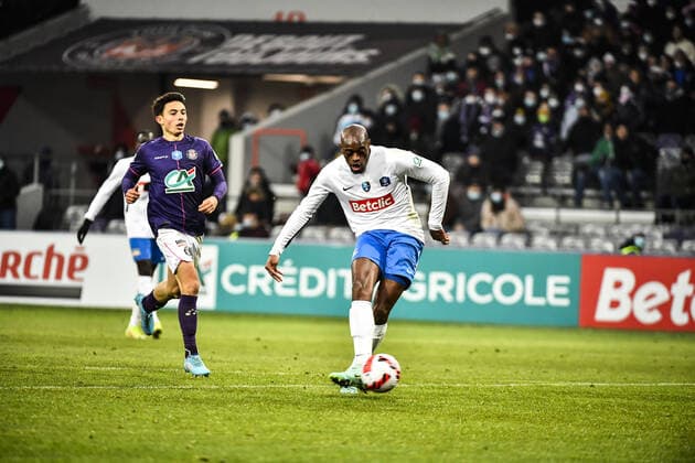 Kapitbafan Djoco (fcv) vs Carl Pettersson (tfc) FOOTBALL : Toulouse vs Versailles - 8eme de Finale de Coupe de France - Toulouse - Le 29 01 2022 ThierryBreton Panoramic 