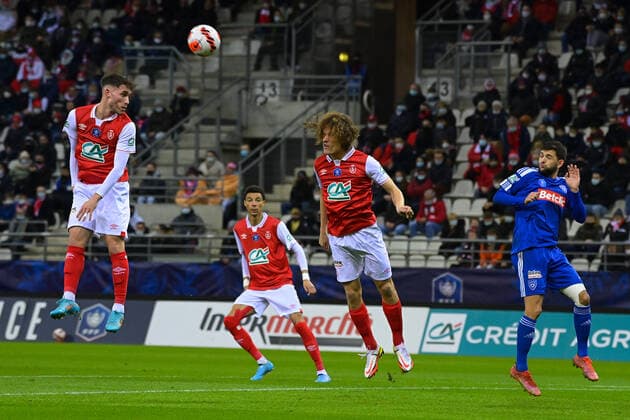 Fußball, Coupe de France, Stade Reims - SC Bastia Wout FAES ( 2 - Reims ) - Maxime Busi ( 3 - Reims ) - Le Cardinal Julien ( 2 - Bastia ) - FOOTBALL : Reims vs Bastia - Coupe de France - 29 01 2022 FedericoPestellini Panoramic 