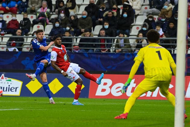 Fußball, Coupe de France, Stade Reims - SC Bastia Benjamin SANTELLI ( 9 - Bastia ) - Andreaw Gravillon ( 6 - Reims ) - Diouf Yehvann ( 1 - Reims ) - FOOTBALL : Reims vs Bastia - Coupe de France - 29 01 2022 FedericoPestellini Panoramic 