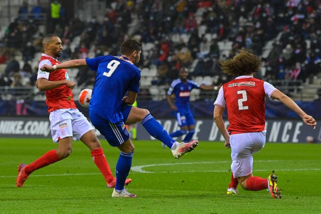 Benjamin SANTELLI ( 9 - Bastia ) - Wout FAES ( 2 - Reims ) - Yunis Abdelhamid ( 5 - Reims ) - FOOTBALL : Reims vs Bastia - Coupe de France - 29 01 2022 FedericoPestellini Panoramic 