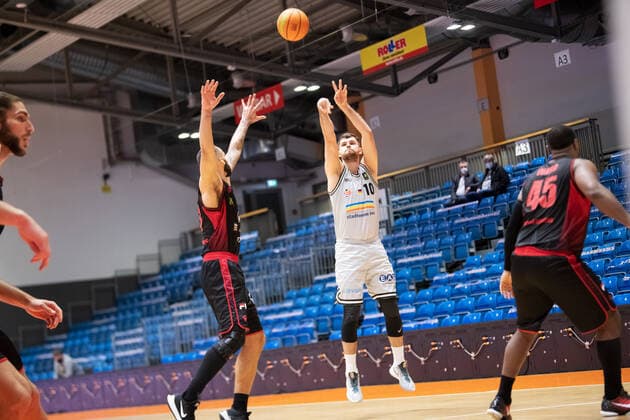 BARMER 2. Basketball Bundesliga Saison 2021 2022 Spieltag 22 am 29.01.22 Medipolis SC Jena vs Artland Dragons Mitte: Julius Wolf (Jena) beim 3 Punkt Wurf gegen links Taren Valdis Sullivan (Artland) Sparkassen Arena